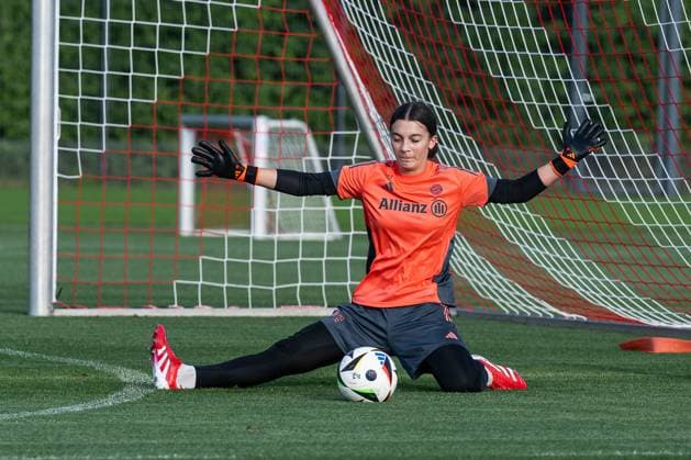 Julia Kreuzpaintner Goalkeeper, FC Bayern Muenchen Women II, 32 FC Bayern Muenchen Women, Football, Google Pixel Women Bundesliga, Training Session, Season 2025 2026, 21 07 2025 DFL DFB REGULATIONS PROHIBIT ANY USE OF PHOTOGRAPHS as IMAGE SEQUENCES and or QUASI VIDEO FC Bayern Muenchen Women, Football, Google Pixel Women Bundesliga, Training Session, Season 2025 2026, 21 07 2025 Muenchen Copyright: xEibner-Pressefoto HeikexFeinerx EP_HFR