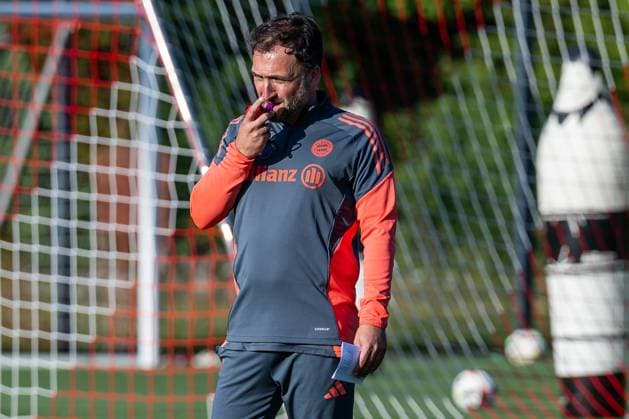 Jose Barcala Head Coach, FC Bayern Muenchen Women FC Bayern Muenchen Women, Football, Google Pixel Women Bundesliga, Training Session, Season 2025 2026, 21 07 2025 DFL DFB REGULATIONS PROHIBIT ANY USE OF PHOTOGRAPHS as IMAGE SEQUENCES and or QUASI VIDEO FC Bayern Muenchen Women, Football, Google Pixel Women Bundesliga, Training Session, Season 2025 2026, 21 07 2025 Muenchen Copyright: xEibner-Pressefoto HeikexFeinerx EP_HFR