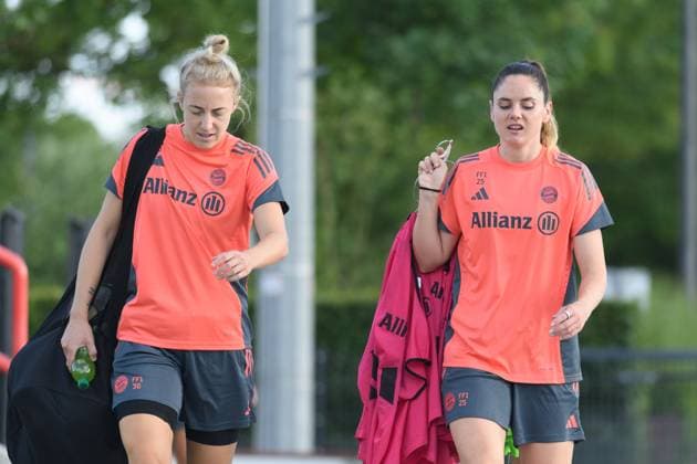 Munich, Germany, July 21st 2025: Carolin Simon (30 FC Bayern Munich) and Sarah Zadrazil (25 FC Bayern Munich) on their way to the training pitch at FC Bayern Campus, Munich, Germany. (Sven Beyrich SPP) Copyright: xSvenxBeyrich SPPx spp-en-SvBe-20250721-ND5_1434