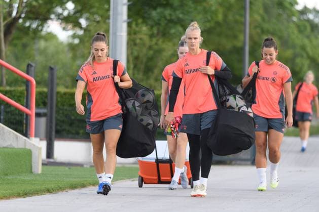 Munich, Germany, July 21st 2025: Katharina Naschenweng (19 FC Bayern Munich), Goalkeeper Anna Klink (FC Bayern Munich) and Lena Oberdorf (8 FC Bayern Munich) on their way to the training pitch at FC Bayern Campus, Munich, Germany. (Sven Beyrich SPP) Copyright: xSvenxBeyrich SPPx spp-en-SvBe-20250721-ND5_1423