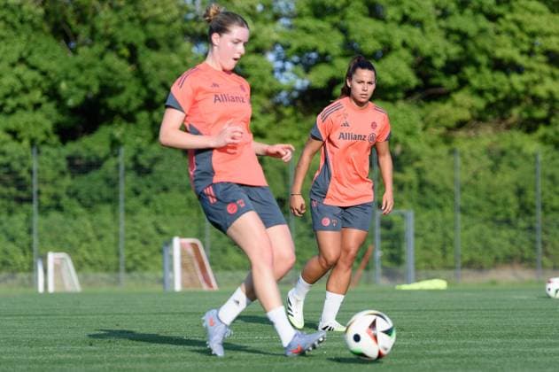 Munich, Germany, July 21st 2025: Lena Oberdorf (8 FC Bayern Munich) watching Alara Sehitler (14 FC Bayern Munich) passing the ball during Training at FC Bayern Campus, Munich, Germany. (Sven Beyrich SPP) Copyright: xSvenxBeyrich SPPx spp-en-SvBe-20250721-D4S_4721