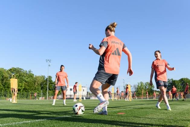 Munich, Germany, July 21st 2025: Alara Sehitler (14 FC Bayern Munich), Lena Oberdorf (8 FC Bayern Munich) and Sarah Zadrazil (25 FC Bayern Munich) during Training at FC Bayern Campus, Munich, Germany. (Sven Beyrich SPP) Copyright: xSvenxBeyrich SPPx spp-en-SvBe-20250721-D75_2001
