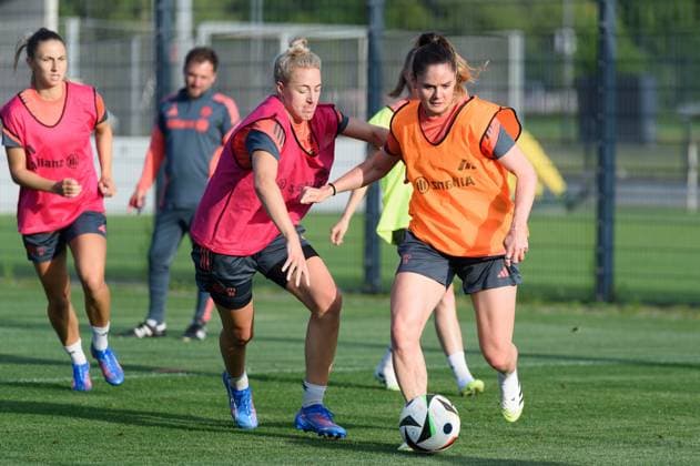 Munich, Germany, July 21st 2025: Carolin Simon (30 FC Bayern Munich) and Sarah Zadrazil (25 FC Bayern Munich) during Training at FC Bayern Campus, Munich, Germany. (Sven Beyrich SPP) Copyright: xSvenxBeyrich SPPx spp-en-SvBe-20250721-D4S_4740