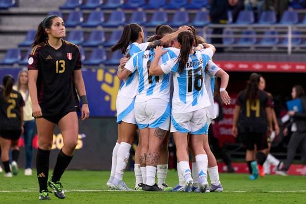 Players of Argentina celebrate their victory over Peru at the last Group A match of Copa America Feminina at Complejo Independiente del Valle on July 21, 2025 in Quito, Ecuador (Photo by Camilla Stolen Imago) Buenos Aires Ecuador Copyright: xCamillaxStolenx L1044038