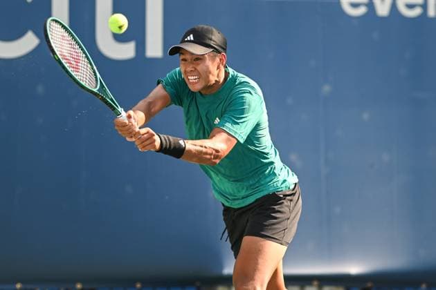 July 21, 2025, Washington, D.C, U.S: LEARNER TIEN hits a backhand during his doubles match against Emilio Nava at the Rock Creek Tennis Center. Washington U.S - ZUMAg196 20250721_zap_g196_011 Copyright: xKylexGustafsonx