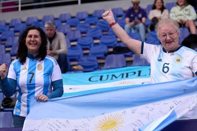 Argentine fans with flag during the last Group A match of Copa America Feminina between Argentina and Peru at Complejo Independiente del Valle on July 21, 2025 in Quito, Ecuador (Photo by Camilla Stolen Imago) Buenos Aires Ecuador Copyright: xCamillaxStolenx L1043727