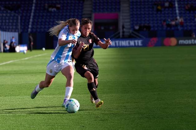 Agostina Holzheier of Argentina runs with the ball against Nora Raquel Bilcape Vilcape of Peru during the last Group A match of Copa America Feminina at Complejo Independiente del Valle on July 21, 2025 in Quito, Ecuador (Photo by Camilla Stolen Imago) Buenos Aires Ecuador Copyright: xCamillaxStolenx L1043875