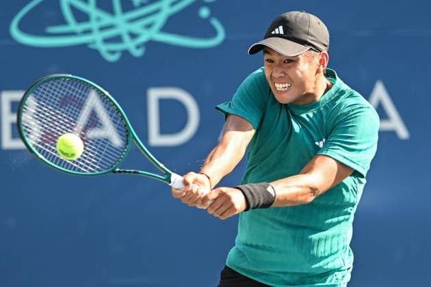 July 21, 2025, Washington, D.C, U.S: LEARNER TIEN hits a backhand during his doubles match against E. Nava at the Rock Creek Tennis Center. Tien won 6:1 6:4. Washington USA - ZUMAg196 20250721_zap_g196_013 Copyright: xKylexGustafsonx