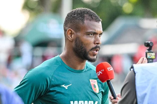 GER, FSP, FC Augsburg vs FC Memmingen 18 07 2025, e con ArenaPark, Memmingen, GER, FSP, FC Augsburg vs FC Memmingen, in the picture Steve Mounie FC Augsburg, 15 , microphone, microphone from FCA TV nordphotoxGmbHx xHafner nph00200