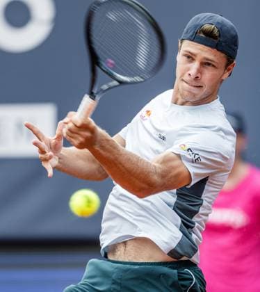 21 07 2025, Sportpark, Kitzbühel, AUT, ATP Tour, Generali Open Kitzbühel 2025, 1 round, men singles, in the picture Joel Schwaerzler AUT Joel Schwaerzler of Austria during men s single 1 round match at the 2025 Generali Open Kitzbühel of the ATP Tour at the Sportpark in Kitzbühel, Austria on 2025 07 21 Expa Kitzbühel  EP_ade