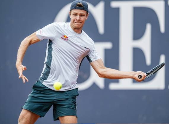 21 07 2025, Sportpark, Kitzbühel, AUT, ATP Tour, Generali Open Kitzbühel 2025, 1 round, men s single, in picture v l first name last name NAT , first name last name NAT f l English during men s single 1 round match at the 2025 Generali Open Kitzbühel of the ATP Tour at the Sportpark in Kitzbühel, Austria on 2025 07 21 Expa Kitzbühel EP_ade