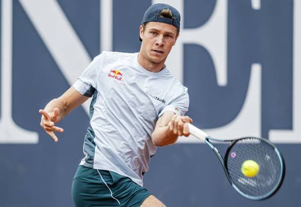 21 07 2025, Sportpark, Kitzbühel, AUT, ATP Tour, Generali Open Kitzbühel 2025, 1 round, men singles, in the picture Joel Schwaerzler AUT Joel Schwaerzler of Austria during men s single 1 round match at the 2025 Generali Open Kitzbühel of the ATP Tour at the Sportpark in Kitzbühel, Austria on 2025 07 21 Expa Kitzbühel  EP_ade