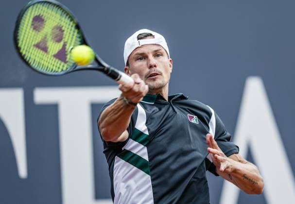 21 07 2025, Sportpark, Kitzbühel, AUT, ATP Tour, Generali Open Kitzbühel 2025, 1 round, men singles, in the picture Marton Fucsovics HUN Marton Fucsovics of Hungary during men s single 1 round match at the 2025 Generali Open Kitzbühel of the ATP Tour at the Sportpark in Kitzbühel, Austria on 2025 07 21 Expa Kitzbühel  EP_ade