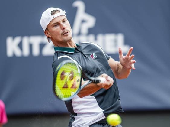 21 07 2025, Sportpark, Kitzbühel, AUT, ATP Tour, Generali Open Kitzbühel 2025, 1 round, men singles, in the picture Marton Fucsovics HUN Marton Fucsovics of Hungary during men s single 1 round match at the 2025 Generali Open Kitzbühel of the ATP Tour at the Sportpark in Kitzbühel, Austria on 2025 07 21 Expa Kitzbühel  EP_ade