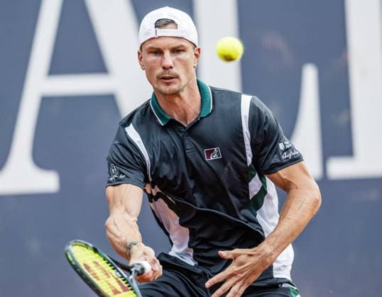 21 07 2025, Sportpark, Kitzbühel, AUT, ATP Tour, Generali Open Kitzbühel 2025, 1 round, men singles, in the picture Marton Fucsovics HUN Marton Fucsovics of Hungary during men s single 1 round match at the 2025 Generali Open Kitzbühel of the ATP Tour at the Sportpark in Kitzbühel, Austria on 2025 07 21 Expa Kitzbühel  EP_ade