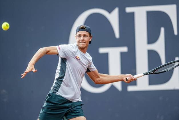 21 07 2025, Sportpark, Kitzbühel, AUT, ATP Tour, Generali Open Kitzbühel 2025, 1 round, men singles, in the picture Joel Schwaerzler AUT Joel Schwaerzler of Austria during men s single 1 round match at the 2025 Generali Open Kitzbühel of the ATP Tour at the Sportpark in Kitzbühel, Austria on 2025 07 21 Expa Kitzbühel  EP_ade