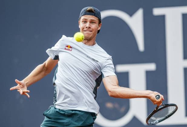 21 07 2025, Sportpark, Kitzbühel, AUT, ATP Tour, Generali Open Kitzbühel 2025, 1 round, men singles, in the picture Joel Schwaerzler AUT Joel Schwaerzler of Austria during men s single 1 round match at the 2025 Generali Open Kitzbühel of the ATP Tour at the Sportpark in Kitzbühel, Austria on 2025 07 21 Expa Kitzbühel  EP_ade