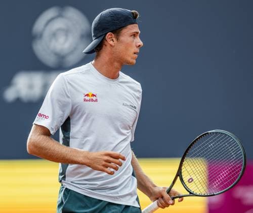 21 07 2025, Sportpark, Kitzbühel, AUT, ATP Tour, Generali Open Kitzbühel 2025, 1 round, men singles, in the picture Joel Schwaerzler AUT Joel Schwaerzler of Austria during men s single 1 round match at the 2025 Generali Open Kitzbühel of the ATP Tour at the Sportpark in Kitzbühel, Austria on 2025 07 21 Expa Kitzbühel  EP_ade