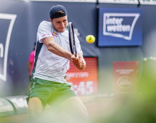 21 07 2025, Sportpark, Kitzbühel, AUT, ATP Tour, Generali Open Kitzbühel 2025, 1 round, men singles, in the picture Joel Schwaerzler AUT Joel Schwaerzler of Austria during men s single 1 round match at the 2025 Generali Open Kitzbühel of the ATP Tour at the Sportpark in Kitzbühel, Austria on 2025 07 21 Expa Kitzbühel  EP_ade