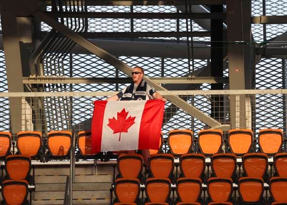 HOUSTON, TX - JULY 16: Vancouver Whitecaps FC fan waves the Canadian flag during the playing of the Canadian national anthem before the MLS, Fussball Herren, USA match between the Vancouver Whitecaps FC and Houston Dynamo on July 16, 2025 at Shell Energy Stadium in Houston, Texas. (Photo by Leslie Plaza Johnson Icon Sportswire) SOCCER: JUL 16 MLS Houston Dynamo FC vs Vancouver Whitecaps EDITORIAL USE ONLY Icon250716034
