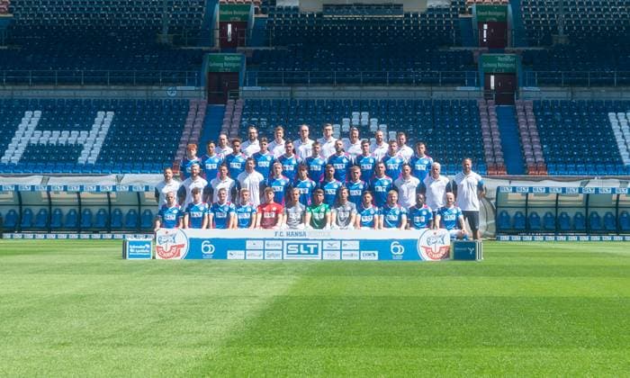 FC Hansa Rostock, 3 Liga, Potraittermin 2025 26, team photo, top row from left equipment manager Andy Thiem, team doctor Dr Thomas Willert, team doctor Dr Martin Randow, video analyst Oliver Grebing, physiotherapist Sebastian Schlettwein, bus driver Alex Ogrinc, physiotherapist, Nils Vielrose, Head Physiotherapist Martin Berthold Third row from left Tim Krohn, Kenan Fatkic, Dario Gebuhr, Ryan Naderi, Paul Stock, Leon Reichardt, Dominik Lanius, Lukas Wallner, Florian Carstens, Jan Mejdr Second row from left Director ProfifuBball Amir Shapourzadeh, Athletics Rehab Coach Daniel Rellman, Athletics Coach Reinhard Schnittker, Goalkeeper Coach Dirk Orlishausen, Felix Ruschke, Benno Dietze, Jonas Dirkner, David Hummel, Franz Pfanne, Co Coach Marcus Rabenhorst, Co Coach Dirk Flock, Head Coach Daniel Brinkmann front row from left Adrien Lebeau, Fiete Bock, Nico Neidhart, Cedric Harenbrock, Erik Maurer, Max Hagemoser, Benjamin Uphoff, Philipp Klewin, Marco Schuster, Andreas Voglsammer, Christian Kinsombi, Maximilian Krauß Team photo FC Hansa Rostock at Ostseestadion Rostock Ostseestadion Mecklenburg-Vorpommern Germany