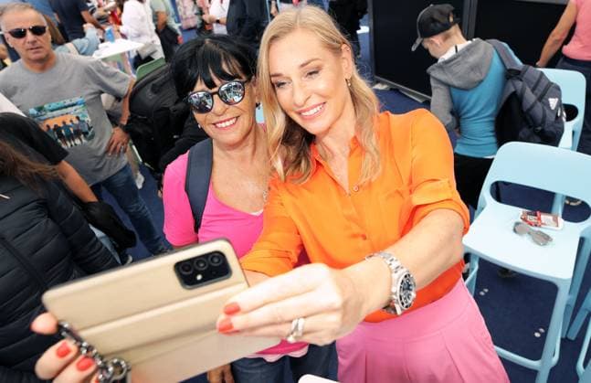 TENNIS - ATP, Tennis Herren Generali Open 2025 KITZBUEHEL,AUSTRIA,22.JUL.25 - TENNIS - ATP World Tour, Generali Open. Image shows Barbara Schett-Eagle and a fan.  GEPAxpictures xMatthiasxHauer