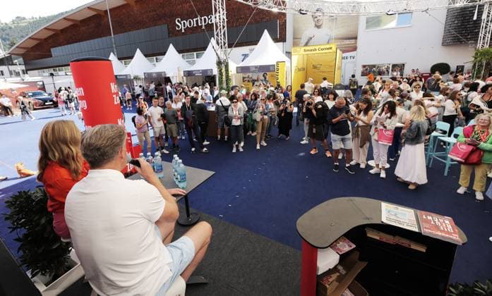 TENNIS - ATP, Tennis Herren Generali Open 2025 KITZBUEHEL,AUSTRIA,22.JUL.25 - TENNIS - ATP World Tour, Generali Open. Image shows Barbara Schett-Eagle and the crowd.  GEPAxpictures xMatthiasxHauer
