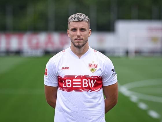 FUSSBALL 1. BUNDESLIGA SAISON 2025 2026 21.07.2025 Fototermin beim VfB Stuttgart auf dem Trainingsgelaende: Ermedin Demirovic *** FOOTBALL 1 BUNDESLIGA SEASON 2025 2026 21 07 2025 Photo session at VfB Stuttgart on the training ground Ermedin Demirovic