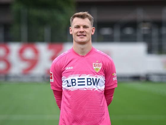 FUSSBALL 1. BUNDESLIGA SAISON 2025 2026 21.07.2025 Fototermin beim VfB Stuttgart auf dem Trainingsgelaende: Torwart Alexander Nuebel *** FOOTBALL 1 BUNDESLIGA SEASON 2025 2026 21 07 2025 Photo session at VfB Stuttgart on the training ground Goalkeeper Alexander Nuebel