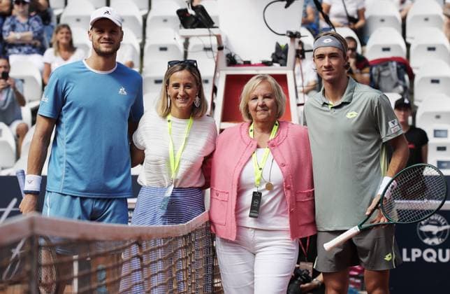 TENNIS - ATP, Tennis Herren Generali Open 2025 KITZBUEHEL,AUSTRIA,22.JUL.25 - TENNIS - ATP World Tour, Generali Open. Image shows Yannick Hanfmann (GER), Michaela Kirchgasser, a fan and Tiago Stuermer.  GEPAxpictures xMatthiasxHauer