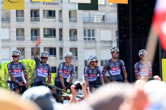 Tour de France 2025 Stage 16 MONT-VENTOUX, FRANCE - JULY 22 : team Alpecin-Deceuninck during stage 16 of the 112th edition of Tour de France an UCI World Tour 2.UWT cycling road race stage for Men Elite of 172 km with start in Montpellier and finish in Mont-Ventoux on July 22, 2025 in Mont-Ventoux, France, 22 07 2025 ( Motordriver Kenny Verfaillie - Mont-Ventoux France  Copyright: xVincentxKalutx