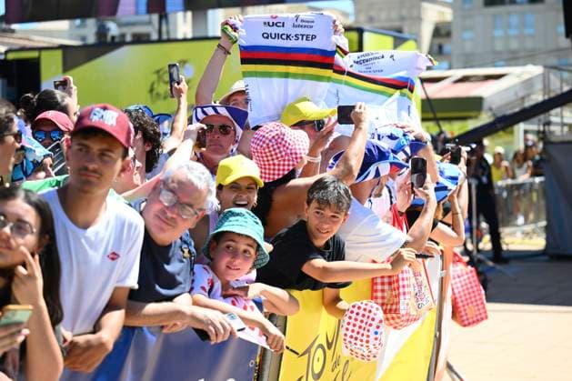 Tour de France 2025 Stage 16 MONT-VENTOUX, FRANCE - JULY 22 : illustration picture fans during stage 16 of the 112th edition of Tour de France an UCI World Tour 2.UWT cycling road race stage for Men Elite of 172 km with start in Montpellier and finish in Mont-Ventoux on July 22, 2025 in Mont-Ventoux, France, 22 07 2025 ( Motordriver Kenny Verfaillie - Mont-Ventoux France  Copyright: xVincentxKalutx