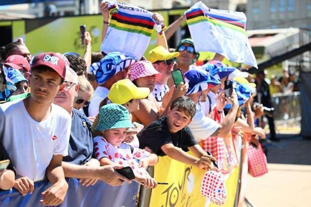 Tour de France 2025 Stage 16 MONT-VENTOUX, FRANCE - JULY 22 : illustration picture fans during stage 16 of the 112th edition of Tour de France an UCI World Tour 2.UWT cycling road race stage for Men Elite of 172 km with start in Montpellier and finish in Mont-Ventoux on July 22, 2025 in Mont-Ventoux, France, 22 07 2025 ( Motordriver Kenny Verfaillie - Mont-Ventoux France  Copyright: xVincentxKalutx