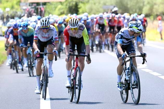 Tour de France 2025 Stage 16 MONT-VENTOUX, FRANCE - JULY 22 : Politt Nils (GER) of UAE Team Emirates, Barre Louis (FRA) of Intermarche - Wanty during stage 16 of the 112th edition of Tour de France an UCI World Tour 2.UWT cycling road race stage for Men Elite of 172 km with start in Montpellier and finish in Mont-Ventoux on July 22, 2025 in Mont-Ventoux, France, 22 07 2025 ( Motordriver Kenny Verfaillie - Mont-Ventoux France  Copyright: xVincentxKalutx