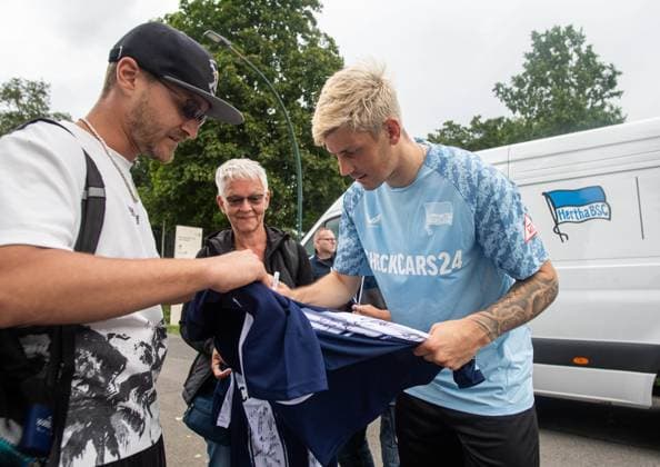 Soccer, Men, Season 2025 26, 2 Bundesliga, Hertha BSC, Training, Dawid Kownacki Hertha BSC signs autographs for fans, 22 07 2025, Copyright: xSebastianxRäppold MatthiasxKochx