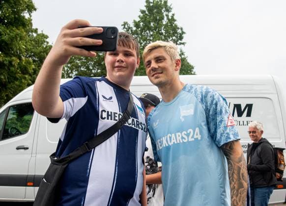 Soccer, Men, Season 2025 26, 2 Bundesliga, Hertha BSC, Training, Dawid Kownacki Hertha BSC takes photos with fans, 22 07 2025, Copyright: xSebastianxRäppold MatthiasxKochx