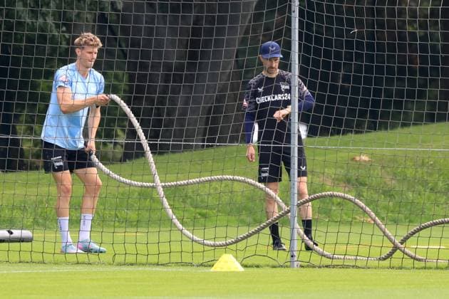 DEU, DFL, 2 FBL Hertha BSC, Training, 22 07 2025, Sportforum, Berlin, DEU, DFL, 2 FBL Hertha BSC, Training, im Bild Luca Schuler Hertha BSC Berlin 18 , Fitnesstrainer Hendrik Vieth Hertha BSC DFL regulations prohibit any use of Photographs as image sequences and or quasi video nordphotoxGmbHx xEngler nph00076