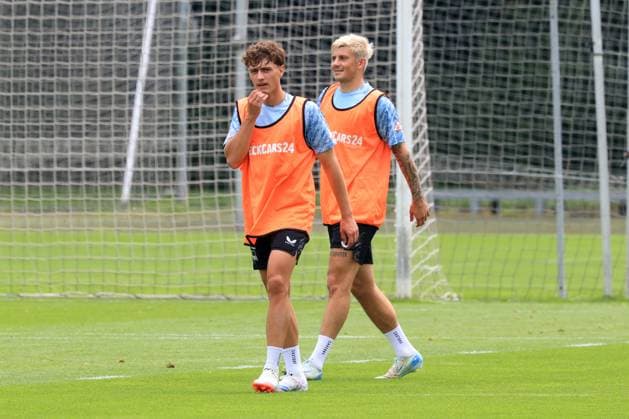 DEU, DFL, 2 FBL Hertha BSC, Training, talk, discuss 22 07 2025, Sportforum, Berlin, DEU, DFL, 2 FBL Hertha BSC, Training, in picture Dawid Kownacki Hertha BSC Berlin 9 , Robert Kwasigroch Hertha BSC Berlin 13 DFL regulations prohibit any use of Photographs as image sequences and or quasi video nordphotoxGmbHx xEngler nph00076