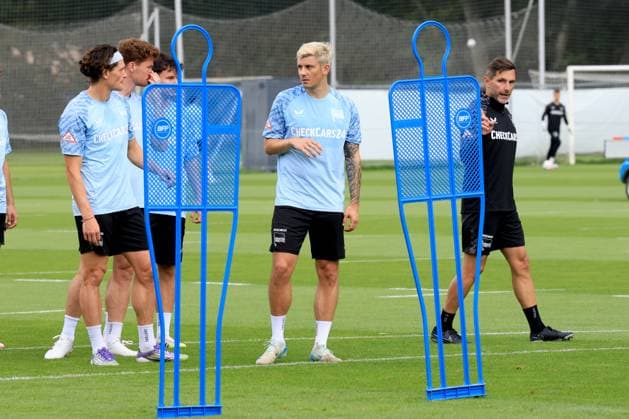 DEU, DFL, 2 FBL Hertha BSC, Training, 22 07 2025, Sportforum, Berlin, DEU, DFL, 2 FBL Hertha BSC, Training, in the picture Dawid Kownacki Hertha BSC Berlin 9 , Head coach Stefan Leitl Hertha BSC Berlin , Fabian Reese Hertha BSC Berlin 11 DFL regulations prohibit any use of Photographs as image sequences and or quasi video nordphotoxGmbHx xEngler nph00076