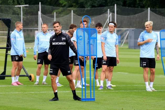 DEU, DFL, 2 FBL Hertha BSC, Training, 22 07 2025, Sportforum, Berlin, DEU, DFL, 2 FBL Hertha BSC, Training, im Bild Cheftrainer Stefan Leitl Hertha BSC Berlin , Fabian Reese Hertha BSC Berlin 11 , Dawid Kownacki Hertha BSC Berlin 9 DFL regulations prohibit any use of Photographs as image sequences and or quasi video nordphotoxGmbHx xEngler nph00076