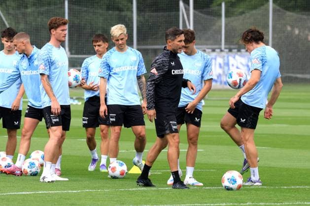 DEU, DFL, 2 FBL Hertha BSC, Training, 22 07 2025, Sportforum, Berlin, DEU, DFL, 2 FBL Hertha BSC, Training, pictured Dawid Kownacki Hertha BSC Berlin 9 , Fabian Reese Hertha BSC Berlin 11 , Robert Kwasigroch Hertha BSC Berlin 13 , Sebastian Groenning Hertha BSC Berlin 17 , Head coach Stefan Leitl Hertha BSC Berlin DFL regulations prohibit any use of Photographs as image sequences and or quasi video nordphotoxGmbHx xEngler nph00076
