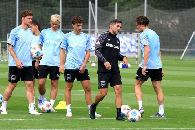 DEU, DFL, 2 FBL Hertha BSC, Training, 22 07 2025, Sportforum, Berlin, DEU, DFL, 2 FBL Hertha BSC, Training, pictured Dawid Kownacki Hertha BSC Berlin 9 , Fabian Reese Hertha BSC Berlin 11 , Robert Kwasigroch Hertha BSC Berlin 13 , Sebastian Groenning Hertha BSC Berlin 17 , Head coach Stefan Leitl Hertha BSC Berlin DFL regulations prohibit any use of Photographs as image sequences and or quasi video nordphotoxGmbHx xEngler nph00076