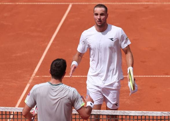 front Sebastian Ofner AUT congratulates the winner Jan Lennard Struff GER , Men s Singles Tennis Generali Open Kitzbuehel 2025 ATP 250 Kitzbuehler Tennis Club Kitzbuehel Tirol Austria 22 July 2025 Copyright: xJuergenxHasenkopfx
