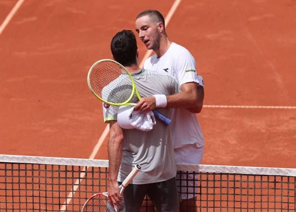 front Sebastian Ofner AUT congratulates the winner Jan Lennard Struff GER , Men s Singles Tennis Generali Open Kitzbuehel 2025 ATP 250 Kitzbuehler Tennis Club Kitzbuehel Tirol Austria 22 July 2025 Copyright: xJuergenxHasenkopfx