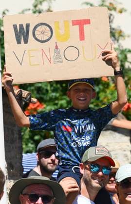 Tour de France 2025 Stage 16 MONT-VENTOUX, FRANCE - JULY 22 : a young supporter of Van Aert Wout (BEL) of Team Visma Lease a Bike during stage 16 of the 112th edition of Tour de France an UCI World Tour 2.UWT cycling road race stage for Men Elite of 172 km with start in Montpellier and finish in Mont-Ventoux on July 22, 2025 in Mont-Ventoux, France, 22 07 2025 ( Motordriver Kenny Verfaillie - Mont-Ventoux France  Copyright: xVincentxKalutx