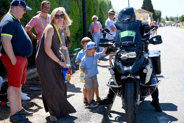 Tour de France 2025 Stage 16 MONT-VENTOUX, FRANCE - JULY 22 : Sarah De Bie and family of Van Aert Wout (BEL) of Team Visma Lease a Bike during stage 16 of the 112th edition of Tour de France an UCI World Tour 2.UWT cycling road race stage for Men Elite of 172 km with start in Montpellier and finish in Mont-Ventoux on July 22, 2025 in Mont-Ventoux, France, 22 07 2025 ( Motordriver Kenny Verfaillie - Mont-Ventoux France  Copyright: xVincentxKalutx