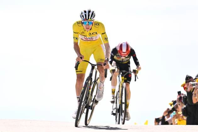 Tour de France 2025 Stage 16 MONT-VENTOUX, FRANCE - JULY 22 : Pogacar Tadej (SLO) of UAE Team Emirates, Vingegaard Jonas (DEN) of Team Visma Lease a Bike during stage 16 of the 112th edition of Tour de France an UCI World Tour 2.UWT cycling road race stage for Men Elite of 172 km with start in Montpellier and finish in Mont-Ventoux on July 22, 2025 in Mont-Ventoux, France, 22 07 2025 ( Motordriver Kenny Verfaillie - Mont-Ventoux France  Copyright: xJanxDexMeuleneirx