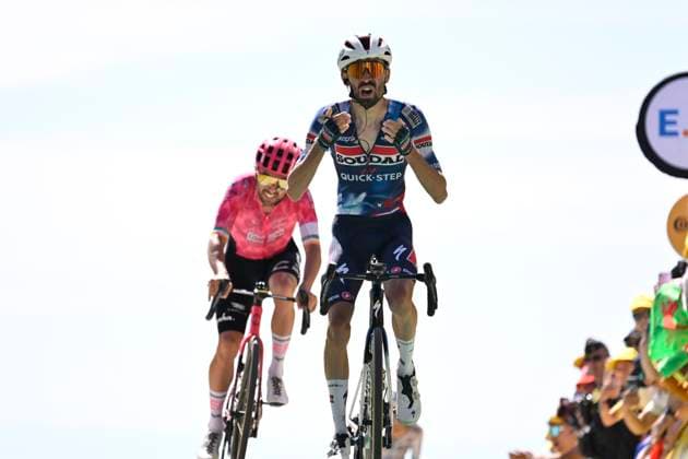 Tour de France 2025 Stage 16 MONT-VENTOUX, FRANCE - JULY 22 : Paret-Peintre Valentin (FRA) of Soudal Quick-Step wins, second place for Healy Ben (IRL) of EF Education - Easypost during stage 16 of the 112th edition of Tour de France an UCI World Tour 2.UWT cycling road race stage for Men Elite of 172 km with start in Montpellier and finish in Mont-Ventoux on July 22, 2025 in Mont-Ventoux, France, 22 07 2025 ( Motordriver Kenny Verfaillie - Mont-Ventoux France  Copyright: xJanxDexMeuleneirx