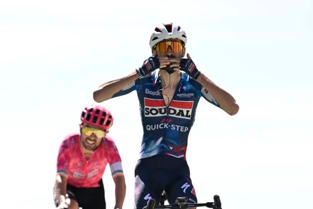 Tour de France 2025 Stage 16 MONT-VENTOUX, FRANCE - JULY 22 : Paret-Peintre Valentin (FRA) of Soudal Quick-Step wins, second place for Healy Ben (IRL) of EF Education - Easypost during stage 16 of the 112th edition of Tour de France an UCI World Tour 2.UWT cycling road race stage for Men Elite of 172 km with start in Montpellier and finish in Mont-Ventoux on July 22, 2025 in Mont-Ventoux, France, 22 07 2025 ( Motordriver Kenny Verfaillie - Mont-Ventoux France  Copyright: xJanxDexMeuleneirx
