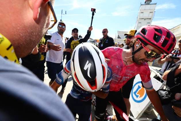 Tour de France 2025 Stage 16 MONT-VENTOUX, FRANCE - JULY 22 : Paret-Peintre Valentin (FRA) of Soudal Quick-Step celebrates the victory after stage 16 of the 112th edition of Tour de France an UCI World Tour 2.UWT cycling road race stage for Men Elite of 172 km with start in Montpellier and finish in Mont-Ventoux on July 22, 2025 in Mont-Ventoux, France, 22 07 2025 ( Motordriver Kenny Verfaillie - Mont-Ventoux France  Copyright: xTimxVanxWichelenx